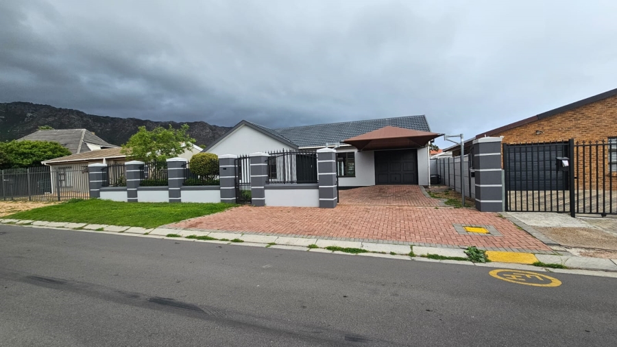 3 Bedroom Property for Sale in Dobson Western Cape